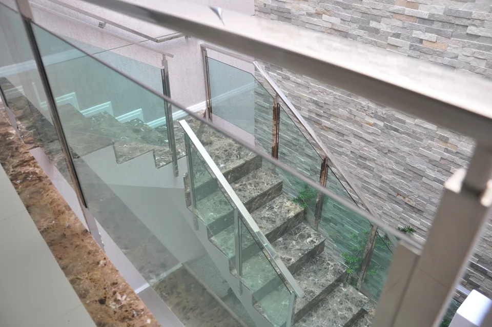 Guarda-corpo de vidro e corrimão em inox em escada, acervo oficial TB INOX